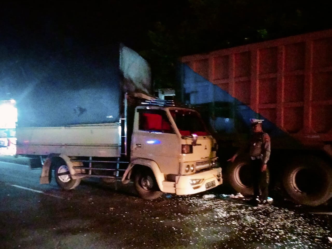 Ngantuk Saat Mengemudi, Mobil Asal Tulungagung Hantam Kendaraan Parkir di Genteng