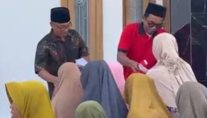 Peduli Lansia dan Janda, Bendahara DPC PDIP Sampang Bagikan 500 Paket Sembako