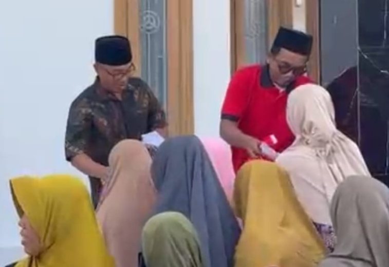 Peduli Lansia dan Janda, Bendahara DPC PDIP Sampang Bagikan 500 Paket Sembako