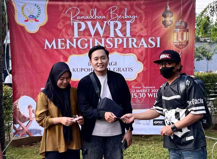 Dukung Perputaran UMKM Tajamara, PWRI Sumenep Bagikan Ratusan Kupon Takjil