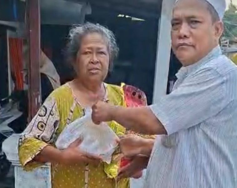 Aksi Sosial Ramadan: KH Moh Fandari Ringankan Beban Janda Tua dan Dhuafa