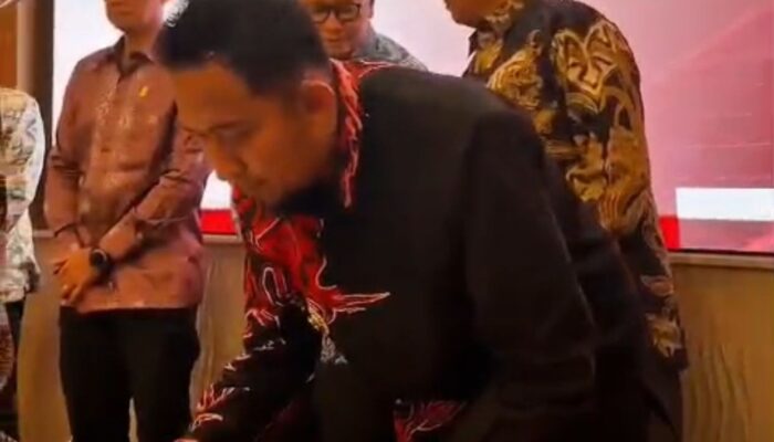 Bupati Sumenep Teken Kerja Sama Dokumen Hibah dan Pembangunan PLTS 2 MW untuk Dua Pulau