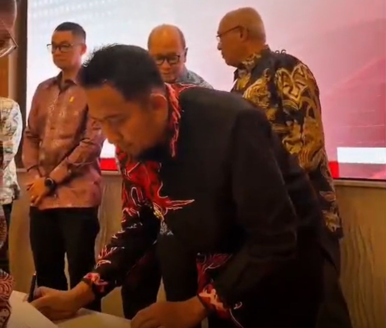 Bupati Sumenep Teken Kerja Sama Dokumen Hibah dan Pembangunan PLTS 2 MW untuk Dua Pulau