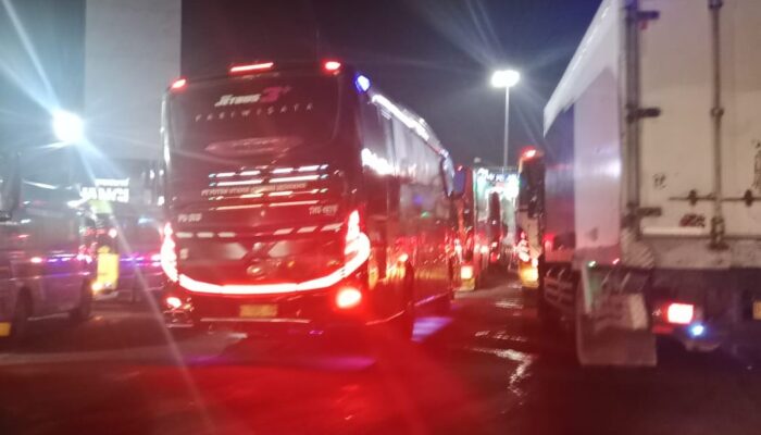 Akses Jawa–Bali Mulai Tersendat! Antrean Kendaraan Padati Jalur Menuju Pelabuhan Ketapang