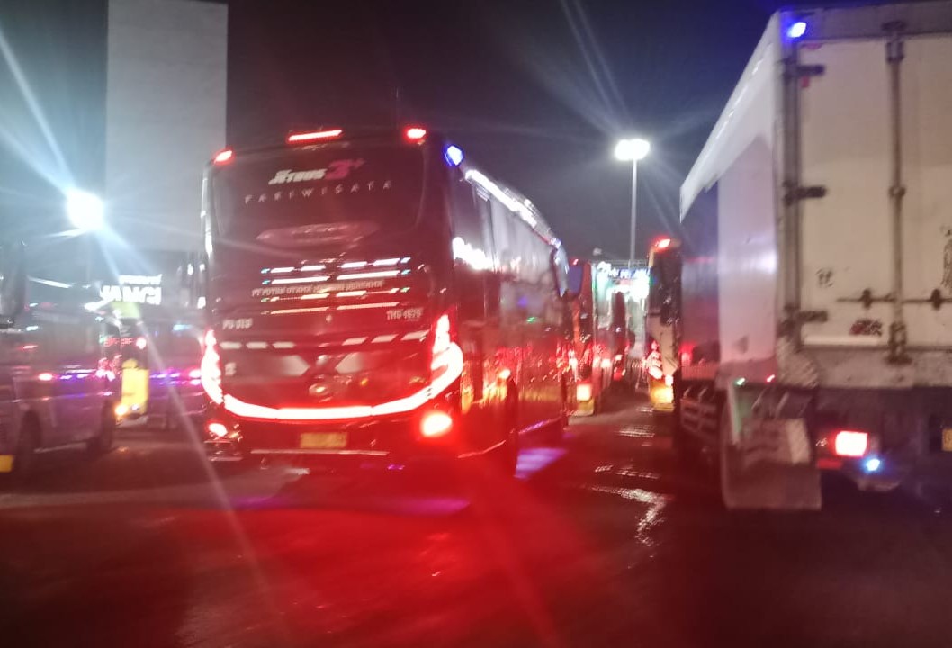 Akses Jawa–Bali Mulai Tersendat! Antrean Kendaraan Padati Jalur Menuju Pelabuhan Ketapang