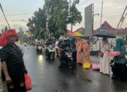 Hujan Gerimis Tak Surutkan PTB dan Pendamping PKH Bagikan Seribu Takjil