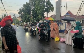 Hujan Gerimis Tak Surutkan PTB dan Pendamping PKH Bagikan Seribu Takjil