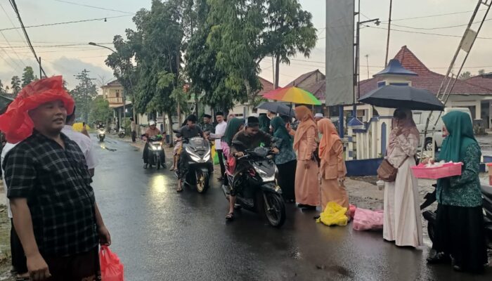 Hujan Gerimis Tak Surutkan PTB dan Pendamping PKH Bagikan Seribu Takjil