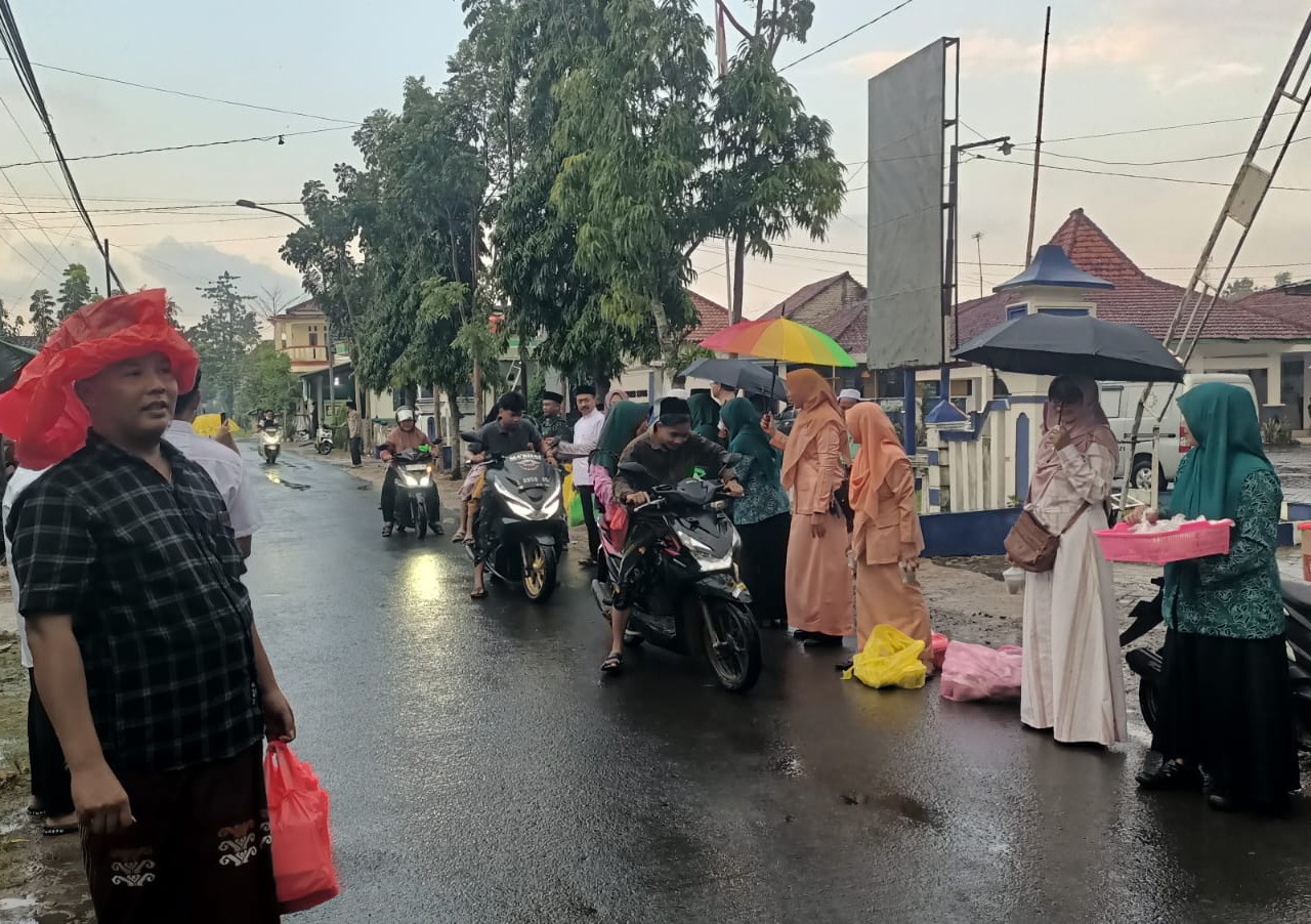 Hujan Gerimis Tak Surutkan PTB dan Pendamping PKH Bagikan Seribu Takjil
