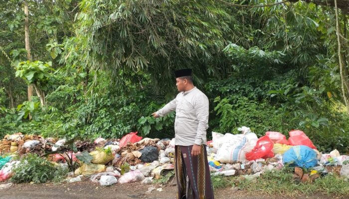 Bau Sampah Menyengat: Warga Desak Camat Arjasa Turun Tangan