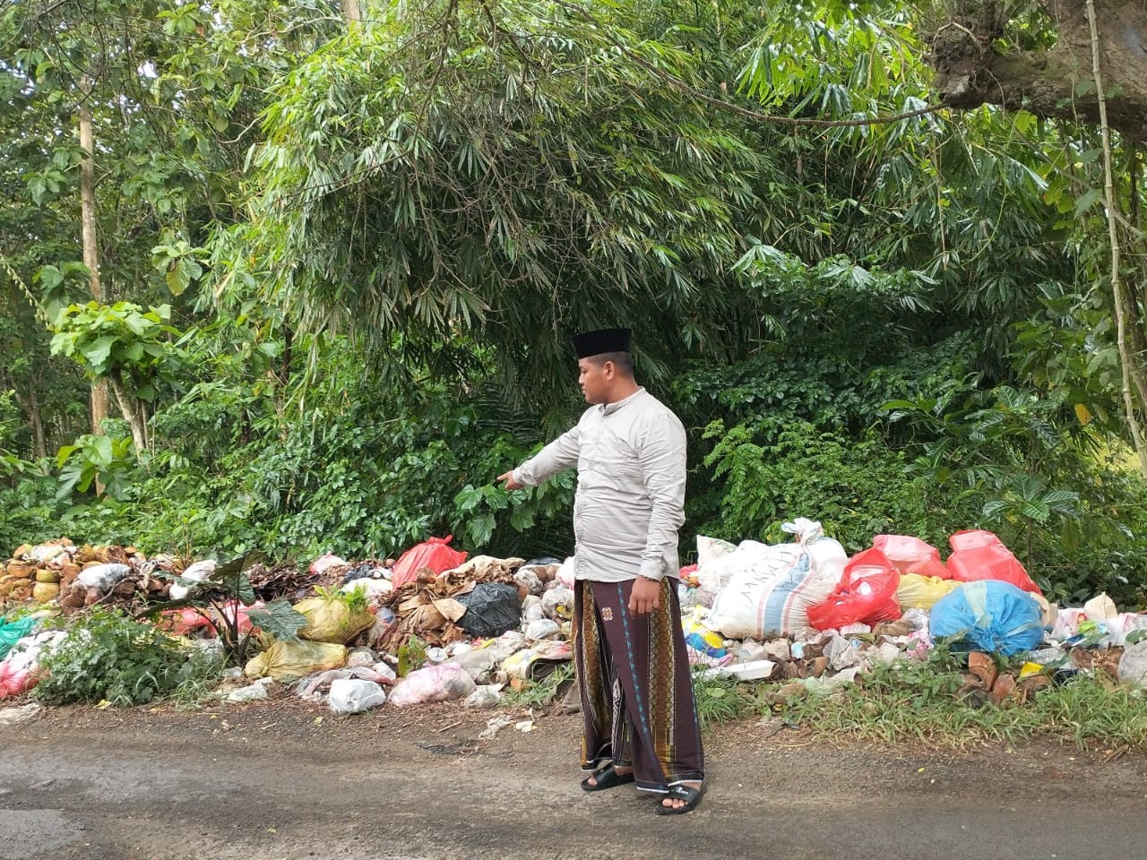 Bau Sampah Menyengat: Warga Desak Camat Arjasa Turun Tangan