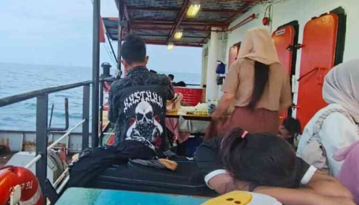 Overkapasitas Kapal Sabuk Nusantara 92: Penumpang Terlantar, Nyawa Dipertaruhkan