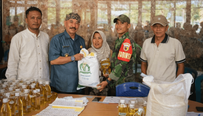 Bantuan Pangan Digelontorkan, 250 Warga Pangarangan Terima Beras dan Minyak
