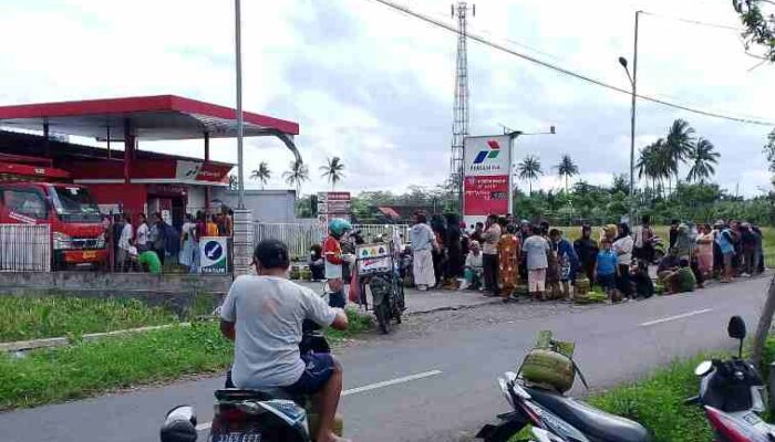 Elpiji Melon 3kg Langka, Puluhan Warga Antri di Pertashop