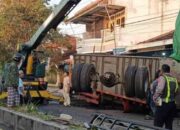 Nyaris Tabrak Anak, Truk Gandeng Berakhir Menghantam Pembatas Jalan