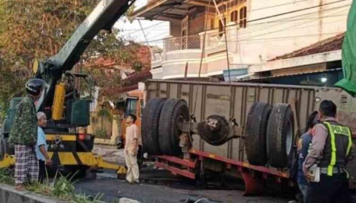 Nyaris Tabrak Anak, Truk Gandeng Berakhir Menghantam Pembatas Jalan