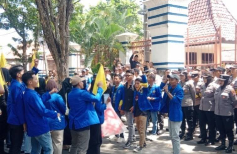 Aksi PMII Sampang: Izin Tambang 2 Hektare, Eksploitasi 20 Hektare