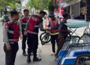 Patroli Bersepeda Polisi Sampang Bagikan Makanan ke Warga Kurang Mampu