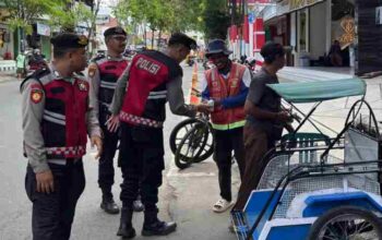 Patroli Bersepeda Polisi Sampang Bagikan Makanan ke Warga Kurang Mampu