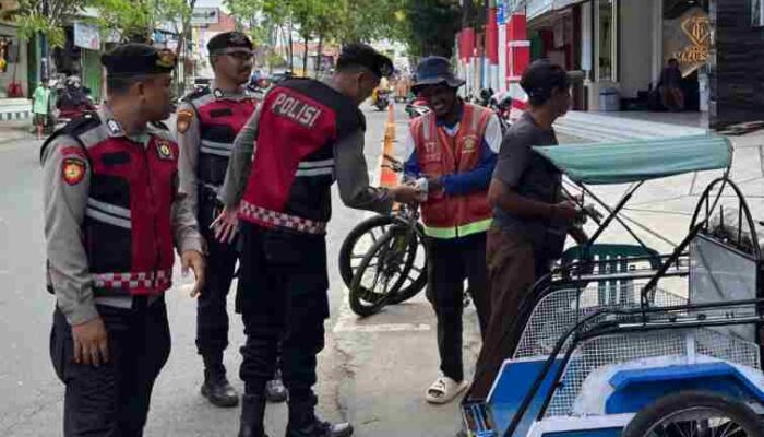 Patroli Bersepeda Polisi Sampang Bagikan Makanan ke Warga Kurang Mampu