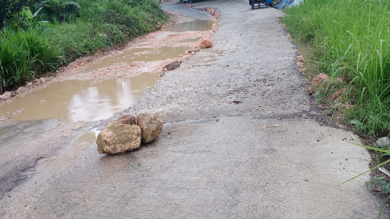 Perbaikan Mandiri Jalan di Sampang Malah Jadi Petaka