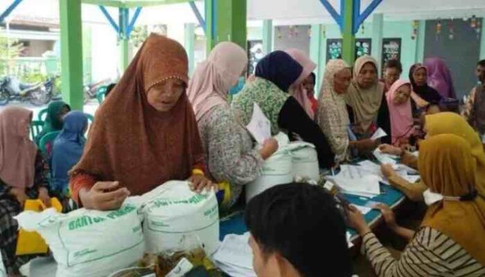 Ratusan Warga Patokan Kraksaan Terima Bantuan Pangan, Tiap Keluarga Dapat 20 Kg Beras
