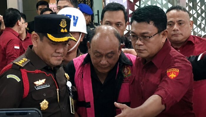 Skandal MBG Mulai Terkuak, Eks Kepala BGN Muncul dengan Rompi Tahanan