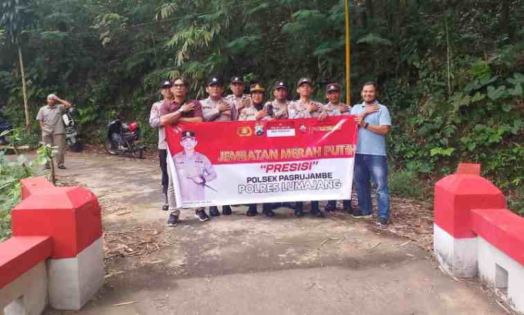 Jembatan Merah Putih Pasrujambe, Kado Pengabdian Menjelang Purna Tugas dari Polsek Pasrujambe