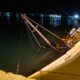 Kapal Pengangkut Batang Kayu Jati Miring di Pelabuhan Kalianget