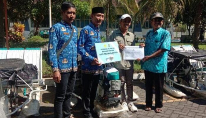 DKPP Lumajang Serahkan Bantuan 2 Combine dan 4 Rice Transplanter Untuk Brigade Pangan di 4 Kecamatan