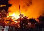 Gang Sempit Hambat Pemadaman, Rumah Warga Kraksaan Terbakar Saat Listrik Padam