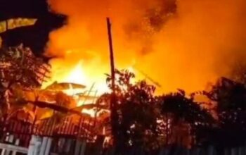 Gang Sempit Hambat Pemadaman, Rumah Warga Kraksaan Terbakar Saat Listrik Padam