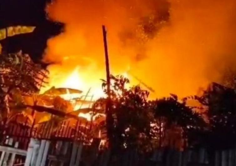 Gang Sempit Hambat Pemadaman, Rumah Warga Kraksaan Terbakar Saat Listrik Padam