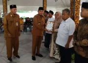Bupati Fauzi Serahkan Hibah, Beasiswa dan Kursi Roda