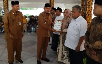 Bupati Fauzi Serahkan Hibah, Beasiswa dan Kursi Roda