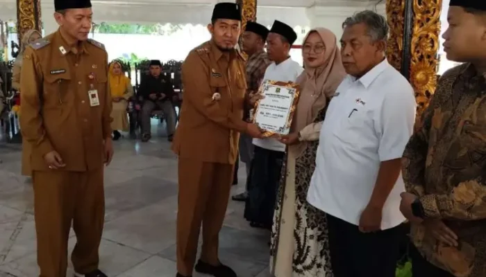 Bupati Fauzi Serahkan Hibah, Beasiswa dan Kursi Roda