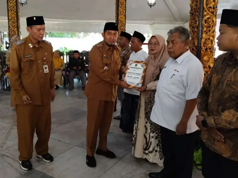 Bupati Fauzi Serahkan Hibah, Beasiswa dan Kursi Roda