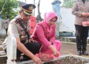 Kenang Jasa Pahlawan, Polres Sampang Gelar Tabur Bunga di TMP Kusuma Negara