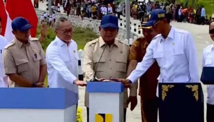 Prabowo Resmikan 1.151 Km Jalan Daerah di Sampang, Untuk Tekan Biaya Logistik