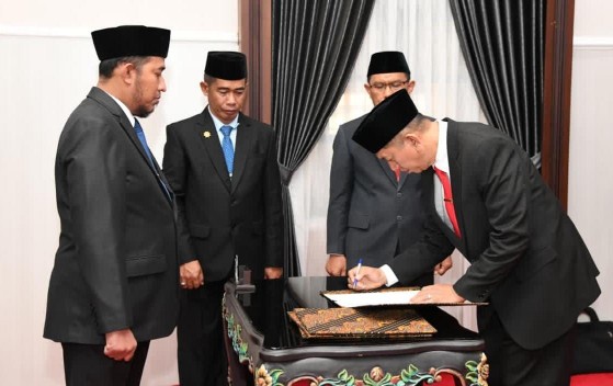 FOTO: Bupati Sumenep Achmad Fauzi Wongsojudo pada pelantikan Kepala Inspektorat yang baru. @by_News9.id