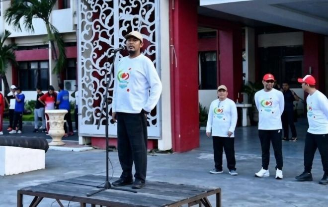 FOTO: Bupati Fauzi dalam kegiatan rutin Jumat Sehat dan Jumat Bersih di halaman Kantor Pemkab Sumenep, @by_News9.id