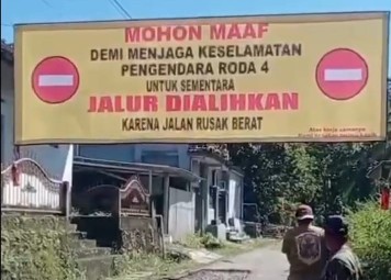 Alih Fungsi Lahan Masyarakat Desa Bayu Tanam Pisang di Tengah Jalan