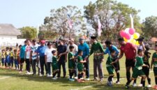 FOTO: Pembukaan Festival Sepak Bola Usia 10 Tahun (U-10) di Lapangan Sawunggaling, Kecamatan Pasongsongan, @by_News9.id