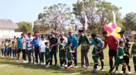 FOTO: Pembukaan Festival Sepak Bola Usia 10 Tahun (U-10) di Lapangan Sawunggaling, Kecamatan Pasongsongan, @by_News9.id