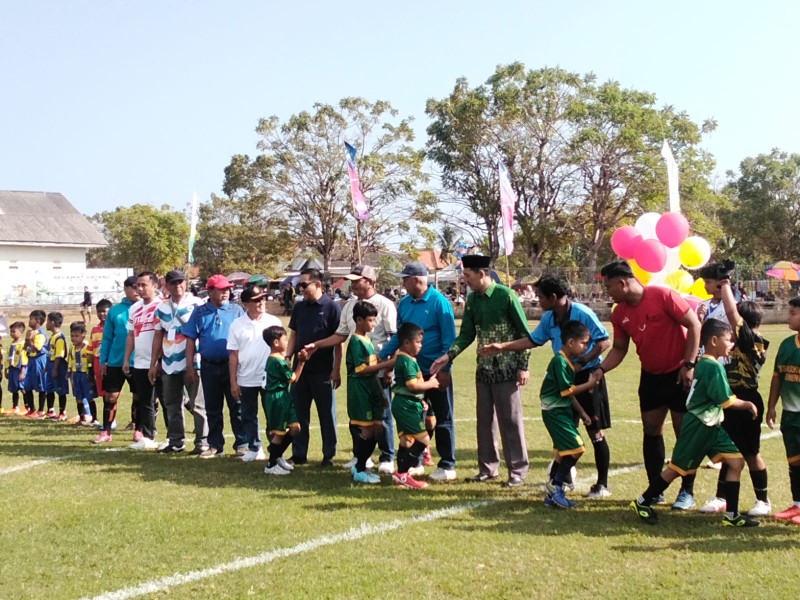 FOTO: Pembukaan Festival Sepak Bola Usia 10 Tahun (U-10) di Lapangan Sawunggaling, Kecamatan Pasongsongan, @by_News9.id
