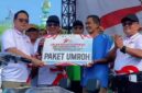 FOTO: Bupati Pamekasan, KH. Kholilurrahman (duq dari kiri) saat membwrikan hadiah bagi pemenang jalan-jalan sehat. @by_News9.id