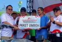 FOTO: Bupati Pamekasan, KH. Kholilurrahman (duq dari kiri) saat membwrikan hadiah bagi pemenang jalan-jalan sehat. @by_News9.id