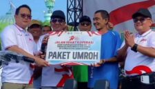 FOTO: Bupati Pamekasan, KH. Kholilurrahman (duq dari kiri) saat membwrikan hadiah bagi pemenang jalan-jalan sehat. @by_News9.id