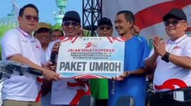 FOTO: Bupati Pamekasan, KH. Kholilurrahman (duq dari kiri) saat membwrikan hadiah bagi pemenang jalan-jalan sehat. @by_News9.id