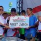 FOTO: Bupati Pamekasan, KH. Kholilurrahman (duq dari kiri) saat membwrikan hadiah bagi pemenang jalan-jalan sehat. @by_News9.id